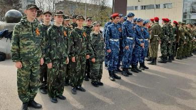 Почётную караульную службу «Вахта памяти» Октябрьского района несли школьники