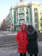 Юлия К, София Н., МБОУ СШ № 133 на фоне здания госпиталя 986.JPG